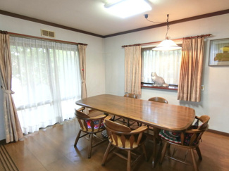 【ダイニング】 | 【インスペクション実施済】中古一戸建　玉島　4LDK | キッチンのすぐ隣に配置されたダイニングは、作った料理をすぐに並べられ、食後の片付けも最小限の動きで済む家事ラク動線が魅力。