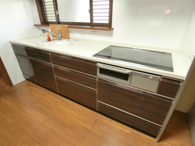 【キッチン】 | 【インスペクション実施済】中古一戸建　玉島　4LDK | キッチンはIH仕様のシステムキッチン。食器乾燥機あり。