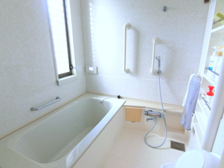 【浴室】 | 【インスペクション実施済】中古一戸建　玉島　4LDK | 足を伸ばして肩までゆったり浸かれる、ゆとりある広さのバスルームです。追い焚き機能付きなので、帰宅時間が異なるご家族でもいつでも温かいお風呂が楽しめます。