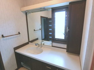 【独立洗面台】 | 【インスペクション実施済】中古一戸建　玉島　4LDK | 洗面室には大型の洗面台を完備。キッチンと廊下の両方からアクセスできる洗面室は、家事の同時進行を助ける便利な2WAY動線。