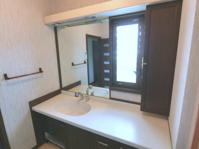 【独立洗面台】 | 【インスペクション実施済】中古一戸建　玉島　4LDK | 洗面室には大型の洗面台を完備。キッチンと廊下の両方からアクセスできる洗面室は、家事の同時進行を助ける便利な2WAY動線。