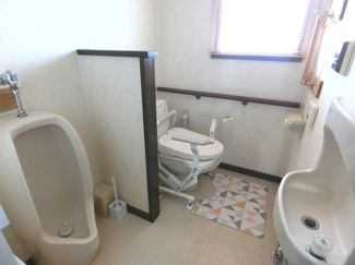 【トイレ】 | 【インスペクション実施済】中古一戸建　玉島　4LDK | 1階トイレ。1階のトイレは、広い玄関ホールから直接アクセスできる場所に配置されています。
手洗いも設けられています。