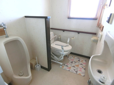 【トイレ】 | 【インスペクション実施済】中古一戸建　玉島　4LDK | 1階トイレ。1階のトイレは、広い玄関ホールから直接アクセスできる場所に配置されています。
手洗いも設けられています。