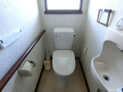 【トイレ】 | 【インスペクション実施済】中古一戸建　玉島　4LDK | 2階トイレ。10.5帖の広い主寝室がある2階フロアにも、専用のトイレを完備。夜中に目が覚めた際も、暗い階段を上り下りすることなく安全に利用できるため、お子様やご年配の方にも優しい間取りです。