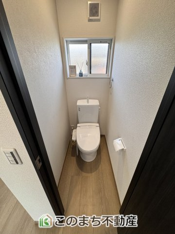 KIS宇都宮市さつき1丁目　中古戸建のトイレ|小窓から換気ができて清潔なトイレスペース☆
