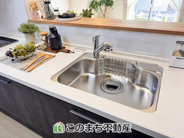 KIS宇都宮市さつき1丁目　中古戸建のキッチン|ビルトイン型浄水器を内蔵したキッチン水栓。お米を研いだり、野菜を洗ったりするときなど用途に応じてワンタッチで浄水に切り替えが可能です。カートリッジ式なので、フィルターを簡単に交換する事が出来ます。