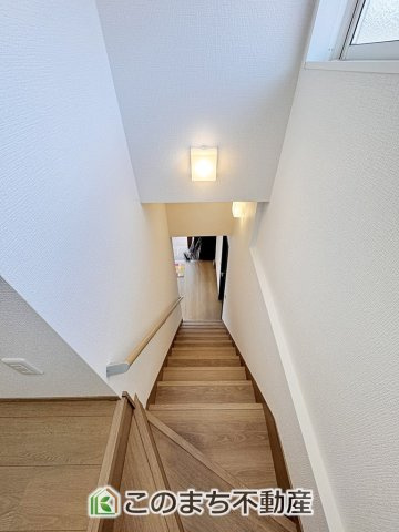 KIS宇都宮市さつき1丁目　中古戸建の内装|手すり付きで小さなお子様にも安心の階段スペースです☆