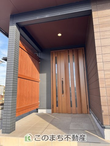 KIS宇都宮市さつき1丁目　中古戸建の玄関|玄関キーは上下２箇所のダブルロックキーと防犯性の高い電池錠で安全に配慮してます。