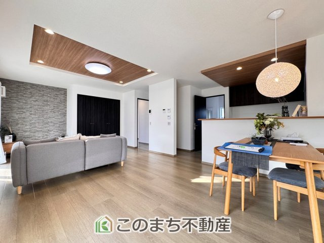 KIS宇都宮市さつき1丁目　中古戸建の居間・リビング|開放感のある広々としたリビング☆家族みんなでゆったりくつろげます♪
南側から暖かな日差しが差し込みます♪