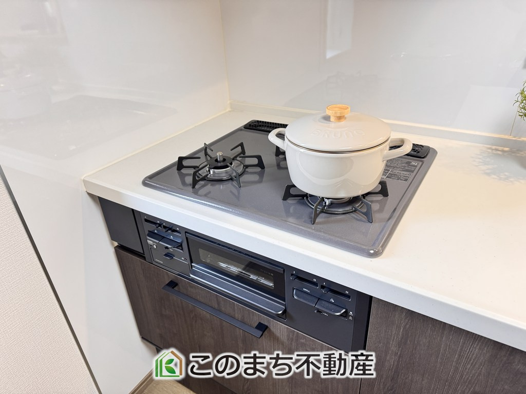 KIS宇都宮市さつき1丁目　中古戸建のキッチン|三ツ口コンロ採用で、同時調理もスムーズ◎！お料理を並べられるカウンター付きで、配膳・片付けをサポート！リビングで過ごすご家族とコミュニケーションを楽しみながら作業可能です♪