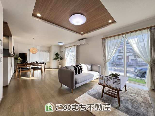 KIS宇都宮市さつき1丁目　中古戸建の居間・リビング|開放感のある広々としたリビング☆家族みんなでゆったりくつろげます♪
南側から暖かな日差しが差し込みます♪