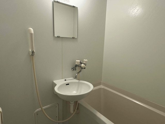 レオパレスダッファデル　タカオの浴室|※同タイプ部屋の写真となります