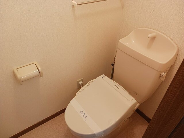 カーサ　Ｈａｎａ　Ｂ棟のトイレ|落ち着いた色調のトイレです