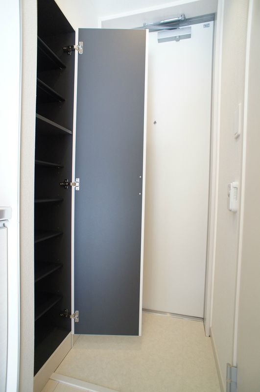 リブリ・ひまわり荘の玄関