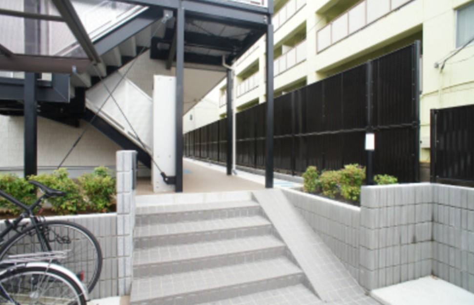 リブリ・南与野のエントランス