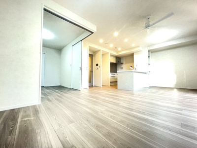 【居間・リビング】 | ブライトンヒルズ藤崎 | リビングと洋室が仕切られているのでリビングを広く使うこともできます☆