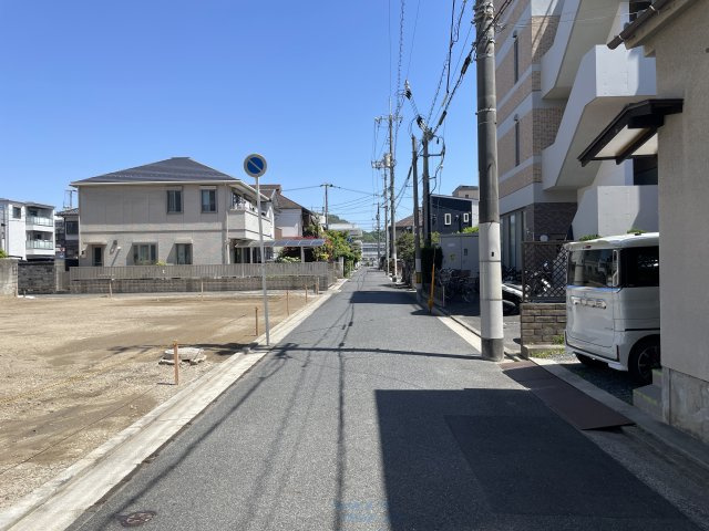 宇品神田2丁目　土地（No.1）の前面道路含む現地写真|「イオン宇品ショッピングセンター」が徒歩6分。「県立広島病院」まで徒歩3分。暮らしに便利な環境です。