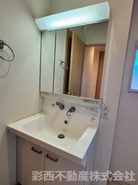 日高市原宿中古戸建ての独立洗面台|清潔感のある明るい雰囲気の洗面室です。ゆとりある洗面スペースで朝の身支度もスムーズに。
