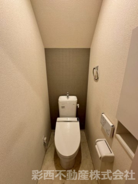 日高市原宿中古戸建てのトイレ|トイレは温水洗浄機能搭載なので、清潔に気持ち良くお使いいただけます！トイレットペーパーの節約にもなります！暖房便座で寒い日もあたたかです♪
