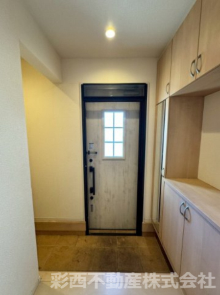 日高市原宿中古戸建ての玄関|玄関には収納力に優れたシューズボックスがございますので、ご家族みんなの靴が十分入ります！靴以外の物も収納して玄関はいつもスッキリです！

