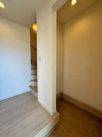 日高市原宿中古戸建ての玄関|外で使うのもは玄関ですぐ完結。ベビーカーも遊び道具もサッとしまえて毎日の出入のラクさがぐっと上がる土間収納
