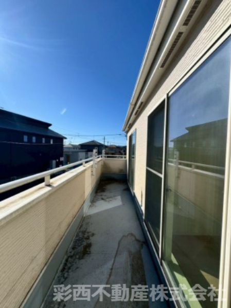 日高市原宿中古戸建てのバルコニー|日中の長い時間、日が差し込む南面バルコニー。洗濯物がカラッと乾きます。
