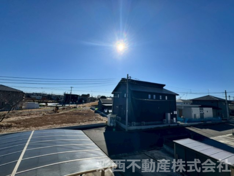 日高市原宿中古戸建ての展望|周囲に高い建物がなくのびやかな眺望が広がる心地よい住環境。窓を開ければ自然の風が通り抜け開放感ある暮らしを楽しめます。
