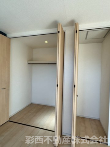 日高市原宿中古戸建ての収納|洋服はもちろん、大きなゴルフ用品やキャンプ用品といった物もたっぷりしまえる、収納豊富なウォークインクローゼットです！
