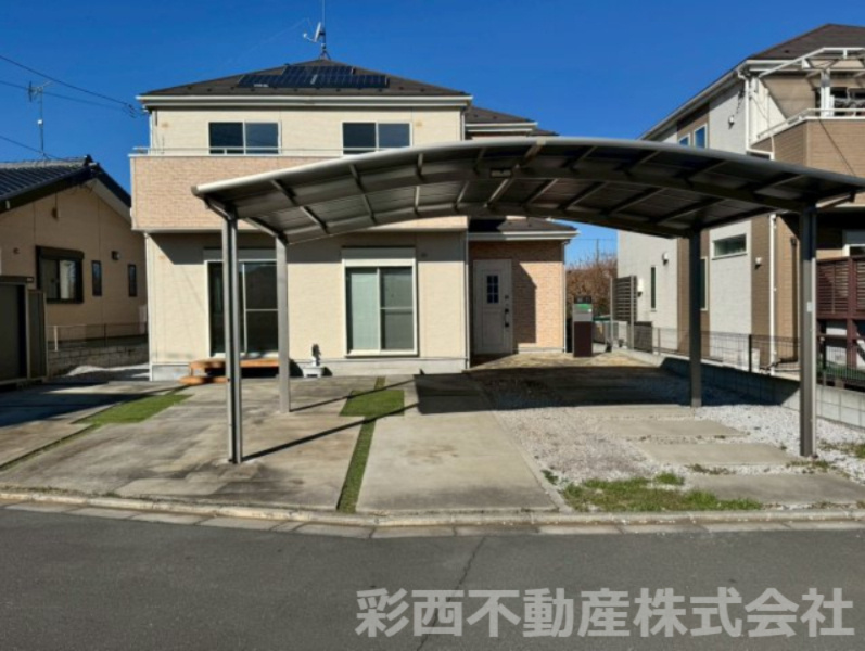 日高市原宿中古戸建ての外観|端正なラインとバランスのとれたフォルムが印象的な外観。どんな街並みにも馴染みながら、それでいて確かな存在感を感じさせる一棟です。住まう人の“ちょうどいい品格”を演出します。
