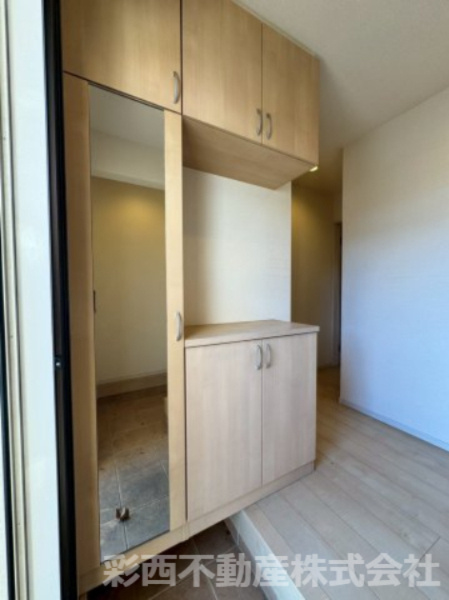 日高市原宿中古戸建ての玄関|家の第一印象を決めるエントランスはいつもキレイにしておきたいもの。そこで玄関にはご家族の靴等すっきりと整理できる収納スペースを確保しました！姿見付きでお出かけ前の最終チェックもできます♪
