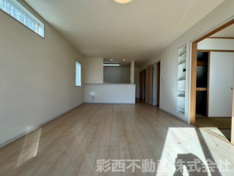 日高市原宿中古戸建ての居間・リビング|ゆとりあるリビングダイニングは、家族それぞれの過ごし方を受けとめる包容力のある空間。食事、くつろぎ、団らんがスムーズにつながり、生活動線も快適。日常を美しく整えてくれる住まいの中心です。
