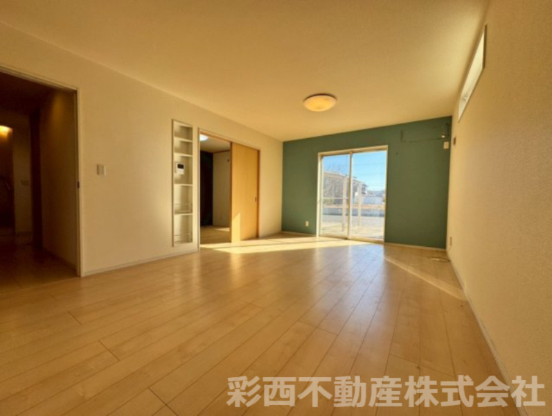 日高市原宿中古戸建ての居間・リビング|開放感と落ち着きが共存するリビングダイニング。くつろぎの時間にも、家族で囲む食事のひとときにもフィットする、バランスの良さが魅力です。どんな家具とも合わせやすく、暮らしの幅がぐっと広がります。
