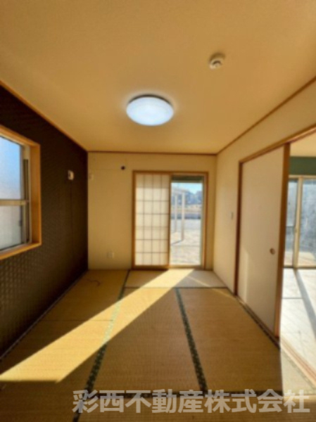 日高市原宿中古戸建ての和室|心がホッと落ち着く和室をご用意しました！床が柔らかいので小さいお子様のプレイルームや、ご両親が泊まりに来た時の客間としてなど、様々な用途で使える万能なお部屋です☆
