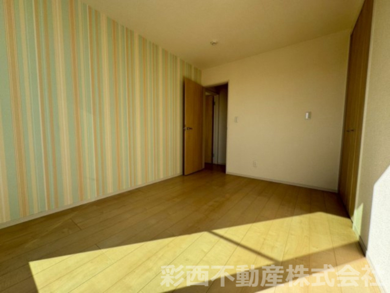 日高市原宿中古戸建ての洋室|暮らし方に合わせて柔軟に使える洋室。寝室としてはもちろん、趣味の部屋やテレワークのスペースにもぴったり。毎日の生活にそっと寄り添う、扱いやすい一室です。

