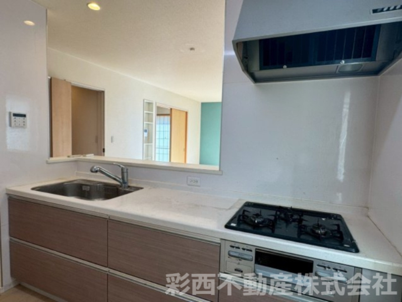 日高市原宿中古戸建てのキッチン|対面キッチン仕様になりお料理をしながらご家族との会話も楽しめます！また、小さなお子様の居るご家庭はお子様の様子を見ながら家事ができるので安心です！
