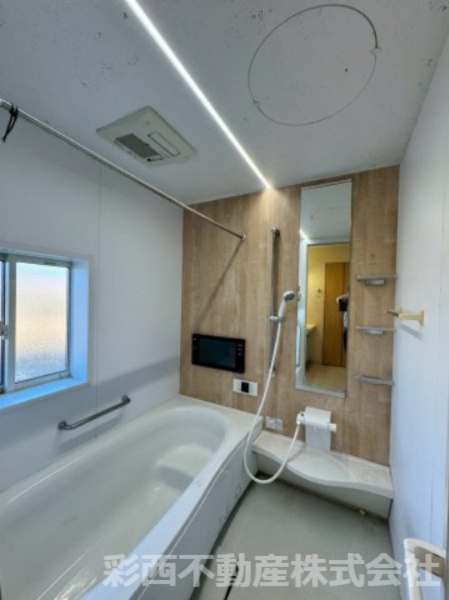 日高市原宿中古戸建ての浴室|一日の疲れを癒してくれるお部屋の中のオアシスは、魅力的な快適空間。これなら、１日の疲れをとってくれそう。浴室に窓がついているので、湿気に困ることもなさそうです。オートバスもついており、準備も楽々。
