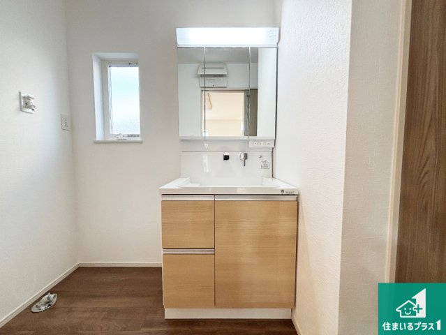 天理市別所町　第2期　新築一戸建ての独立洗面台|清潔感のある洗面台です。フラットな鏡は掃除がしやすく毎日清潔！鏡裏には収納があるのでスッキリとした洗面台が保てます。