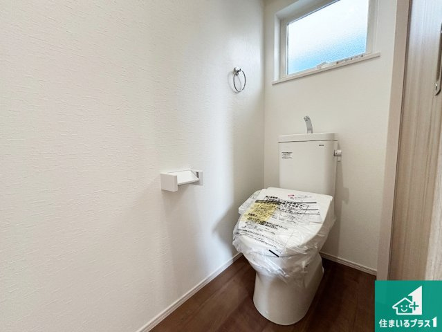 天理市別所町　第2期　新築一戸建てのトイレ|1・2階の2ヶ所にあるので、朝の忙しい時間の順番待ちもなく、深夜の利用にも大変便利です。