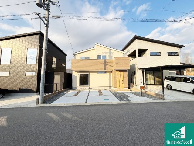 天理市別所町　第2期　新築一戸建ての前面道路含む現地写真|周辺は閑静な住宅街！前面道路広々で車の出し入れも便利です。駐車が苦手な方でも安心して車庫入れできます！