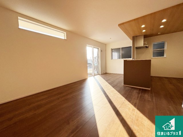 ●天理市別所町　第2期　新築一戸建ての居間・リビング|日当たり良好の明るいリビングで朝の目覚めもスッキリできそう！対面キッチンでご家族のコミュニケーションも自然と増える設計！小さなお子様が遊ぶスペースを作っても広々とくつろげるLDK！