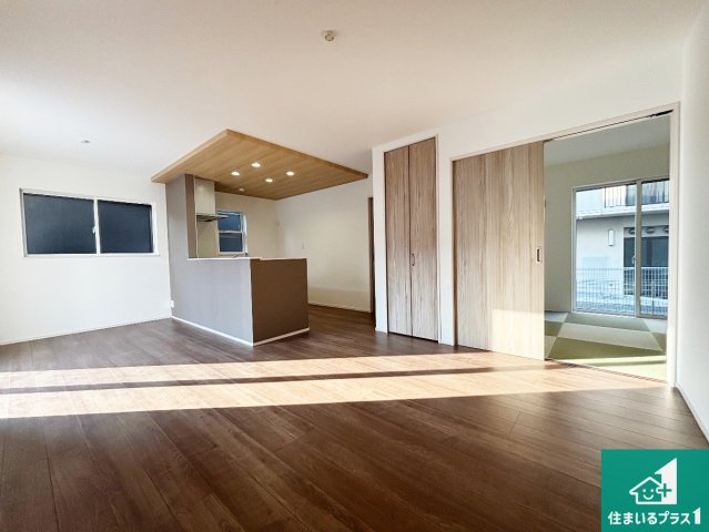 天理市別所町　第2期　新築一戸建ての居間・リビング|シンプルなリビングは、観葉植物等のインテリアを楽しめますね！パパ好みにも、ママ好みにも家具次第で雰囲気を変えることができます！