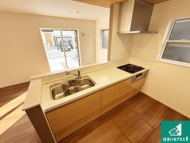 天理市別所町　第2期　新築一戸建てのキッチン|リビングと統一感があり、使い勝手のいいキッチン。広々としているので、二人並んで作業が出来ちゃいます。お子様と一緒に色々なお料理に挑戦できるスペースがあります。