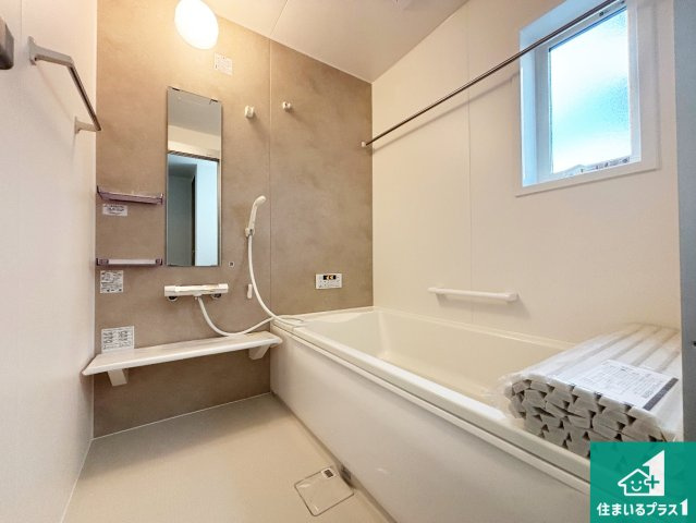 天理市別所町　第2期　新築一戸建ての浴室|足をゆったり伸ばして寛げる浴槽です。窓が設けられていますので差し込む光が明るく穏やかな雰囲気にしてくれます♪浴室乾燥機も設置しているので、雨の日の洗濯物も安心です♪