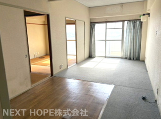 【居間・リビング】 | 伊丹グリーンハイツ | 南向きバルコニーに面したリビングです♪お好きなリフォームを楽しんでみませんか？