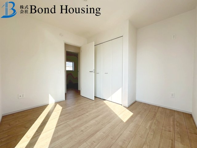 敷地６４坪・広い庭付き・LDK２３帖・樫野台　限定１棟の居間・リビング