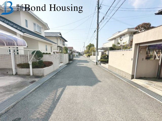 敷地６４坪・広い庭付き・LDK２３帖・樫野台　限定１棟の前面道路含む現地写真