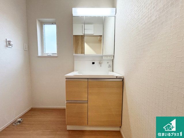 20(祝)21(土)22(日)現地説明会開催中　天理市別所町の独立洗面台|清潔感のある洗面台です。フラットな鏡は掃除がしやすく毎日清潔！鏡裏には収納があるのでスッキリとした洗面台が保てます。