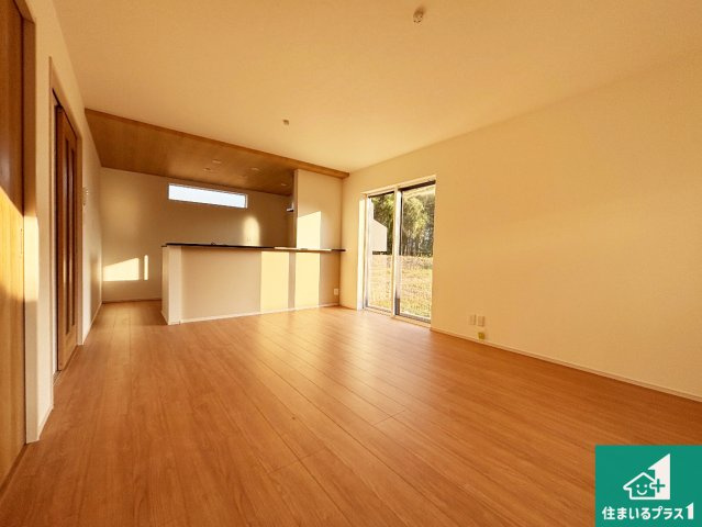 20(祝)21(土)22(日)現地説明会開催中　天理市別所町の居間・リビング|日当たり良好の明るいリビングで朝の目覚めもスッキリできそう！対面キッチンでご家族のコミュニケーションも自然と増える設計！小さなお子様が遊ぶスペースを作っても広々とくつろげるLDK！