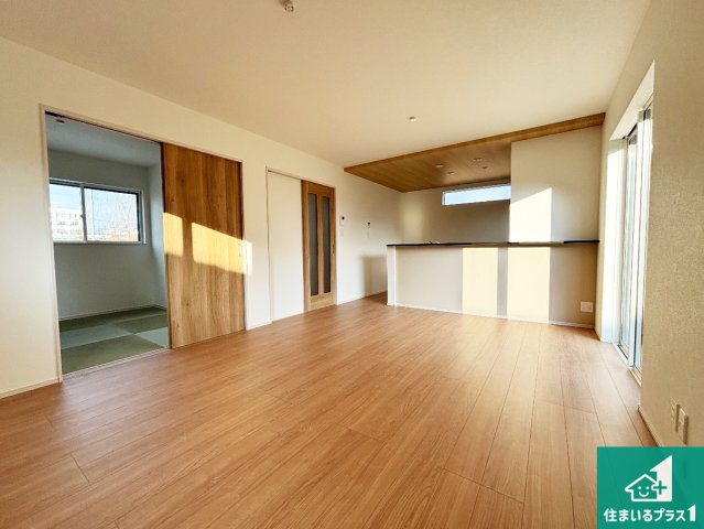 20(祝)21(土)22(日)現地説明会開催中　天理市別所町の居間・リビング|シンプルなリビングは、観葉植物等のインテリアを楽しめますね！パパ好みにも、ママ好みにも家具次第で雰囲気を変えることができます！