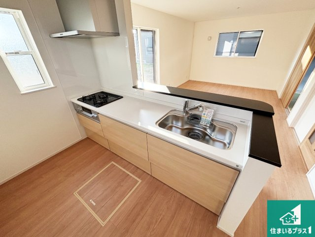 20(祝)21(土)22(日)現地説明会開催中　天理市別所町のキッチン|リビングと統一感があり、使い勝手のいいキッチン。広々としているので、二人並んで作業が出来ちゃいます。お子様と一緒に色々なお料理に挑戦できるスペースがあります。